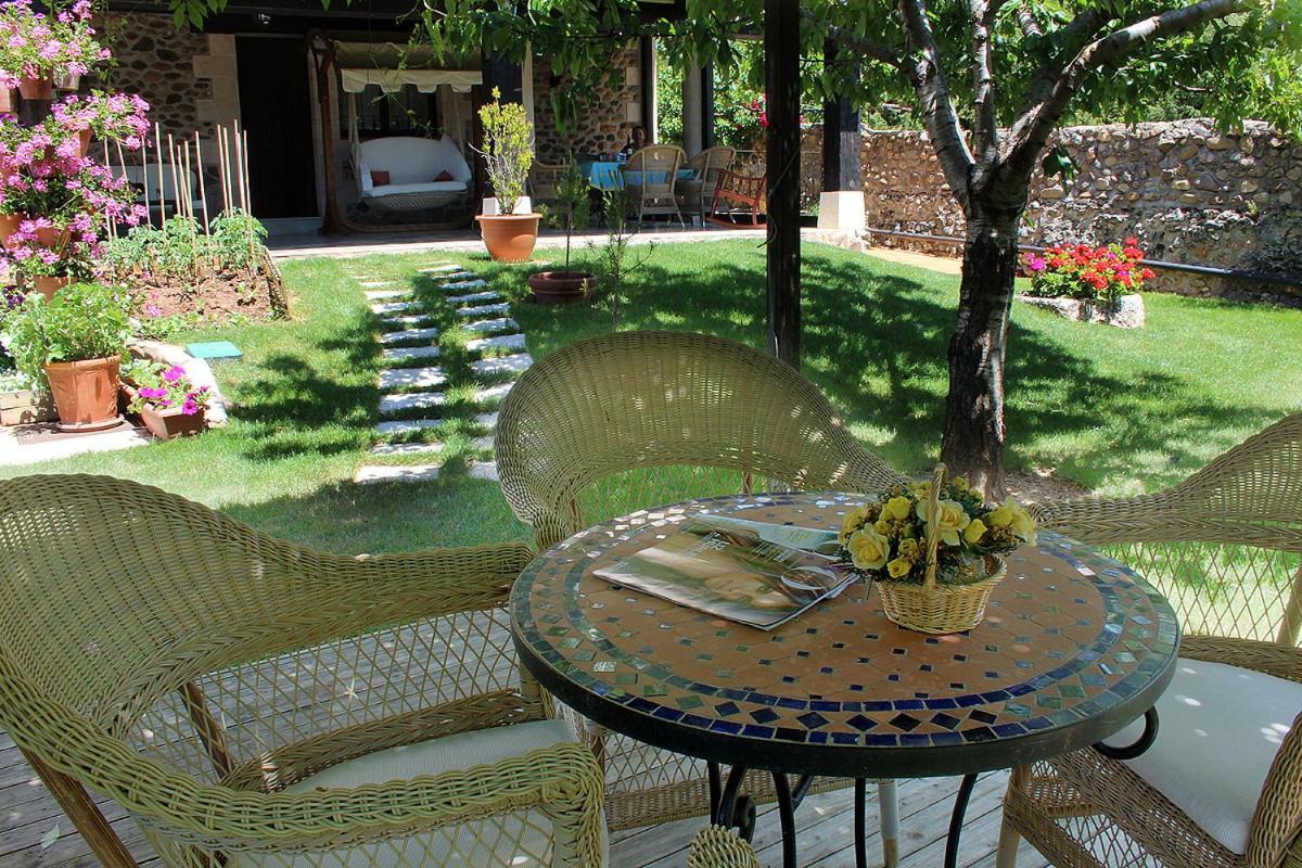 Hotel Dona Sancha Covarrubias Bagian luar foto